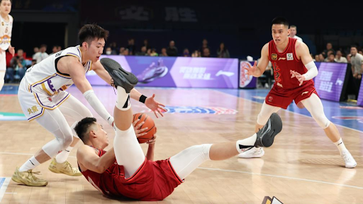 埃杜在高铁站被围满，合同今年到期，他说明年也希望在深圳